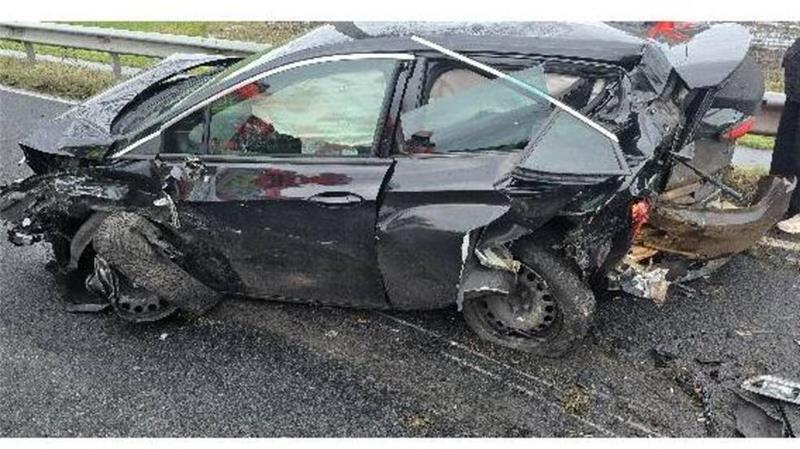 Der Opel Astra wurde an Front und Heck stark demoliert.