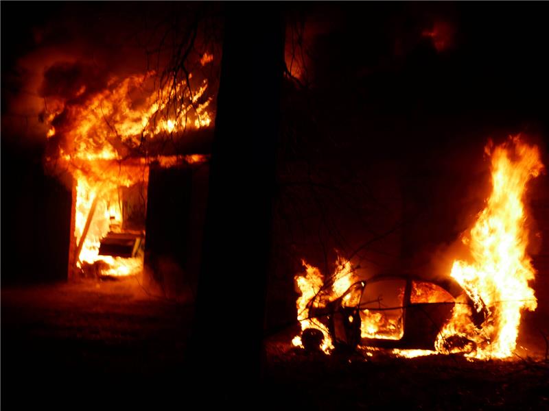 Der Opel hat bei dem Crash die Scheune in Brand gesteckt. Foto: Polizei