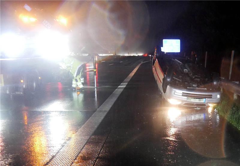 Fahrer war betrunken – Drei Schwerverletzte bei Unfall auf A1 Der Opel hat sich überschlagen. Sowohl die beiden Insassen des Opels als auch die Fahrerin des Vans wurden bei dem Unfall schwer verletzt. Foto: Polizeiinspektion Rotenburg