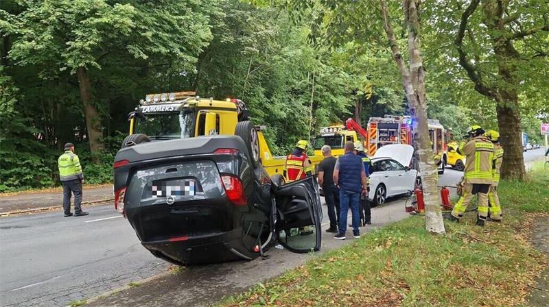 Der Opel liegt nach dem Unfall auf der B73 im Cuxhavener Stadtgebiet auf dem Dach.