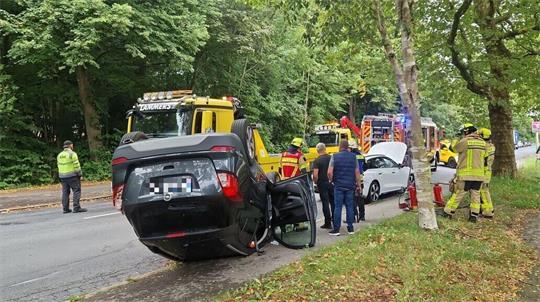 Der Opel liegt nach dem Unfall auf der B73 im Cuxhavener Stadtgebiet auf dem Dach.