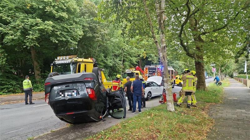 Unfälle: Betrunken in Graben gefahren – Überschlag auf B73 Der Opel liegt nach dem Unfall auf der B73 im Cuxhavener Stadtgebiet auf dem Dach.