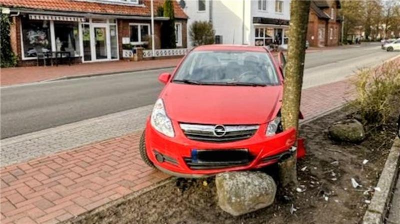 Der Opel musste nach dem Unfall abgeschleppt werden.