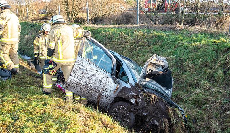 Auto schleudert auf A1 in Wassergraben – Sieben Verletzte Der Opel schleuderte in einen Wassergraben. Zwei Erwachsene und fünf Kinder sind bei einem Verkehrsunfall auf der A1 am Sonntagmittag verletzt worden. Foto: Joto