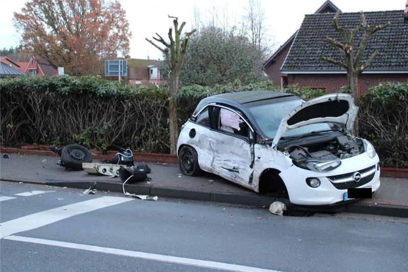 Der Opel wurde beim Unfall massiv beschädigt. Foto: Bockelmann