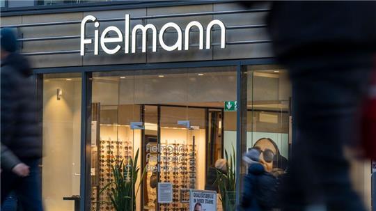 Der Optikerkonzern Fielmann erzielt im dritten Quartal ein zweistelliges Wachstum. (Archivbild)