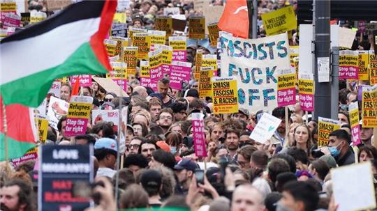 Der Organisation Stand Up to Racism zufolge gingen im ganzen Land etwa 25.000 Menschen gegen rechte Gewalt auf die Straße. (Archivbild)