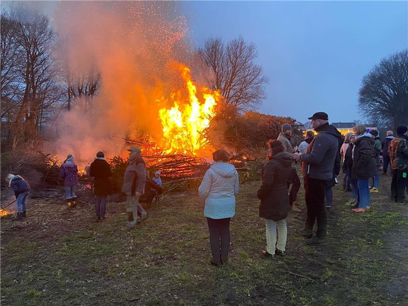 Der Ort Brest hat etwa 380 Einwohner, knapp 200 davon finden jedes Jahr den Weg zum Osterfeuer. Fotos: Möller