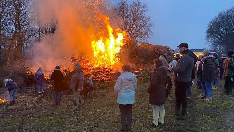 Der Ort Brest hat etwa 380 Einwohner, knapp 200 davon finden jedes Jahr den Weg zum Osterfeuer (Archivfoto).