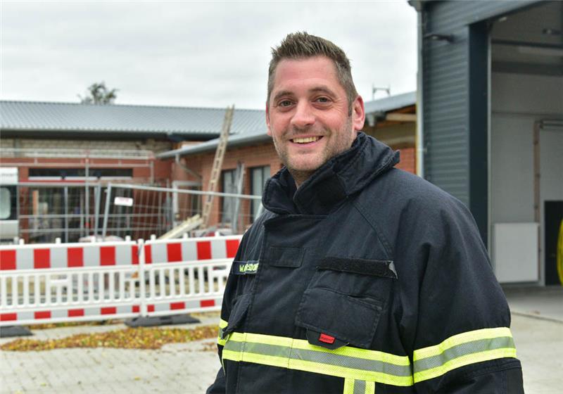 Der Ortsbrandmeister Danny Waltersdorf bei seinem täglichen Rundgang über die Baustelle. Die Fahrzeughalle haben die Brandschützer bezogen, Umkleiden und Schulungsraum sind noch nicht fertig. Foto: Beneke