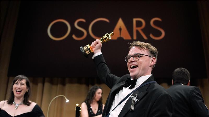 Der Oscar, den Talankin hier voller Stolz in die Luft hält, ging auf dem Weg nach Frankfurt verloren. (Archivbild)