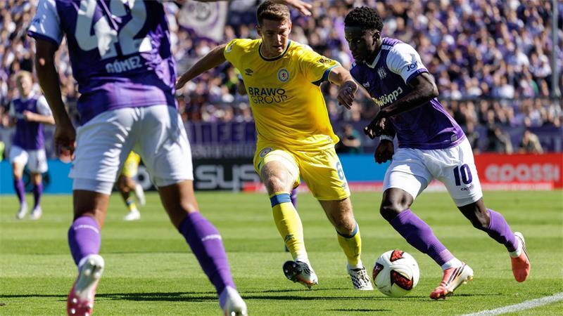 Braunschweiger Krise: Osnabrück gewinnt Niedersachsen-Duell Der Osnabrücker Ismail Badjie (r) im Zweikampf mit Florian Flick von Eintracht Braunschweig.