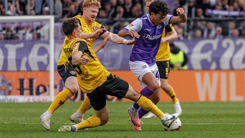 Osnabrück holt späten Punkt gegen Dynamo Dresden Der Osnabrücker Jonathan Gomez behauptet sich gegen die Dresdner Nicolai Rapp (l) und Robert Wagner.
