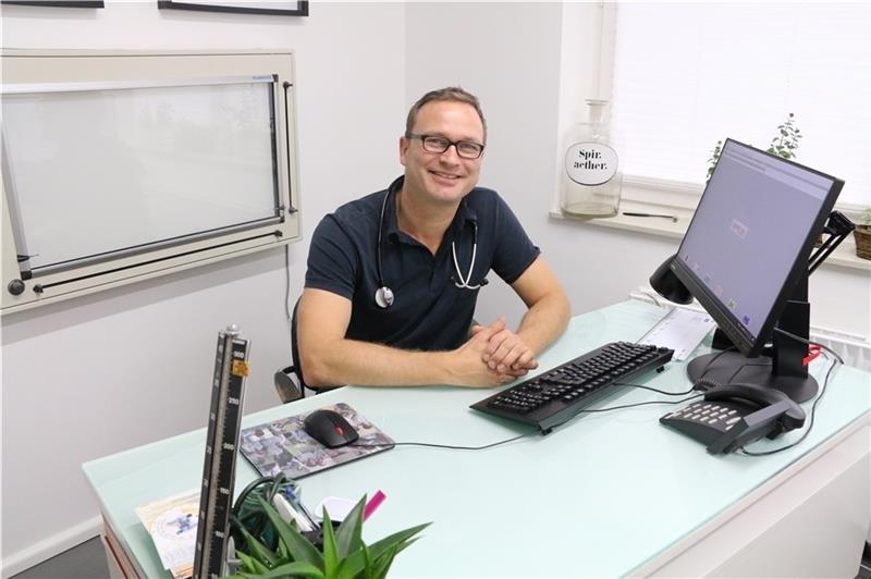Der Ostener Lars Toborg schätzt die langfristigen Einblicke, die Landärzte in die Lebenswege ihrer Patienten haben. Die persönliche Komponente zählt für ihn zu den zentralen Reizen seiner Arbeit. Foto: Grandke