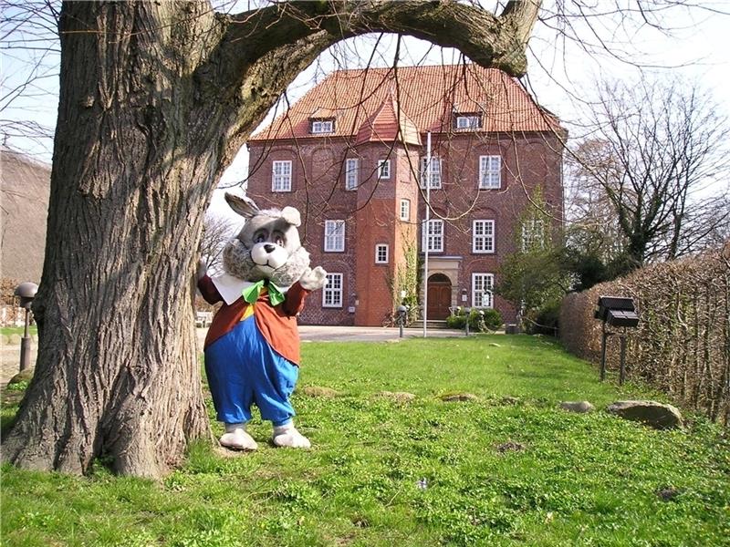 Der Osterhase überzeugt sich im Schlosspark vom Erfolg der Ostereiersuche.