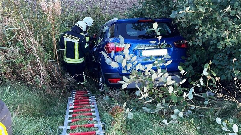 Der PKW Ford landete nach der Kollision im Graben. Der Fahrer wurde über eine Steckleiter von der Feuerwehr aus seinem Fahrzeug gerettet und an den Rettungsdienst übergeben. Foto: Feuerwehr