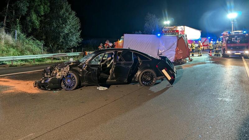 Der PS-starke Sportwagen gleicht einem Totalschaden.