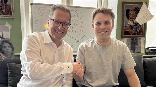Der Pachtvertrag für das Ferienlager Lille Bodskov wurde verlängert. Darüber freuen sich Landrat Kai Seefried (links) und der Besitzer des Geländes, Hans-Christian H. Lassen.