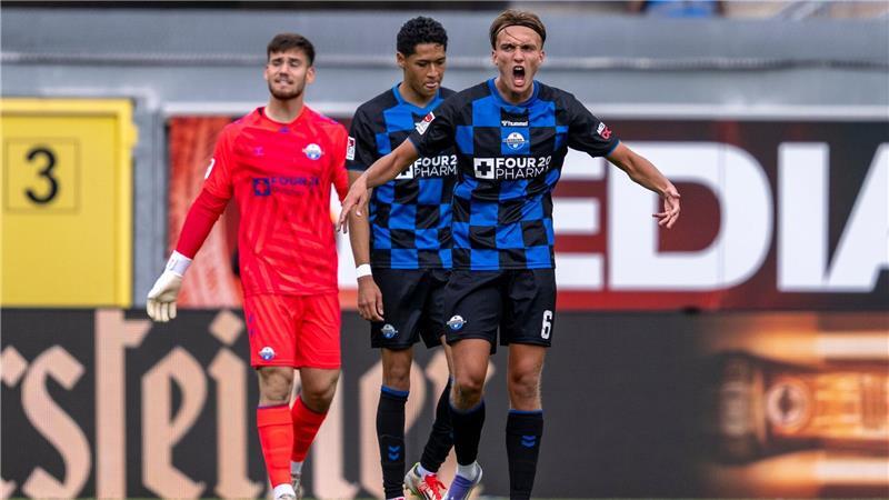 Düsseldorf feiert in Überzahl den ersten Saisonsieg Der Paderborner Luis Engelns (r) schreit nach dem Gegentor zum 0:2.