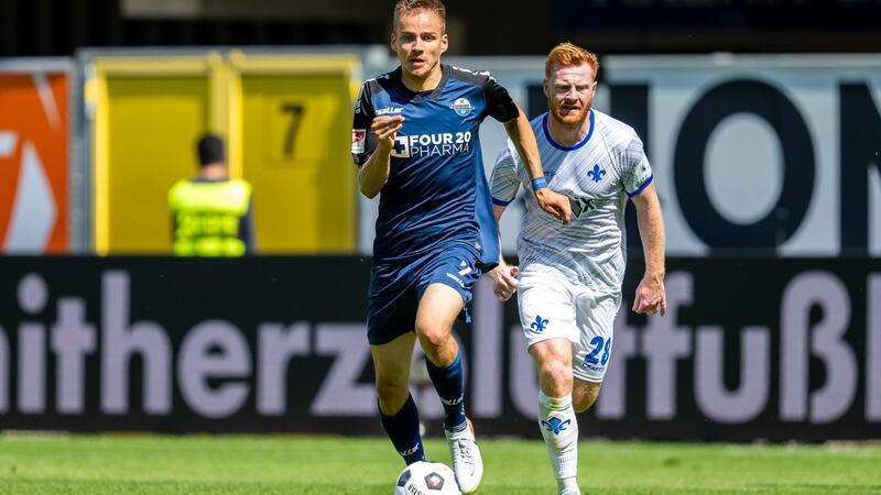 Paderborn erobert Tabellenspitze: 3:1 über Darmstadt Der Paderborns Bilbija (l) gewinnt den Zweikampf gegen Darmstadts Will.