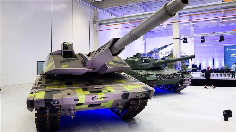 Der Panther-Kampfpanzer von Rheinmetall (links) steht neben anderen Panzern und Haubitzen des Rüstungskonzerns bei einer Vorführung in Unterlüß.