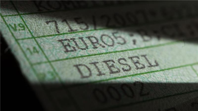 Der Papier-Fahrzeugschein könnte bald Geschichte sein.