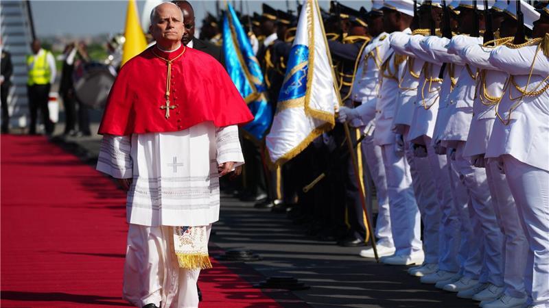 Der Papst bei seiner Ankunft in Luanda.