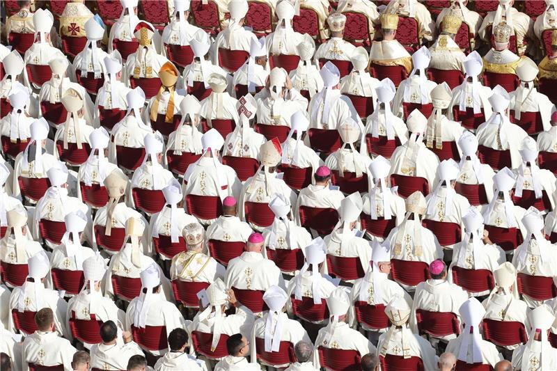 Zum Start der Weltsynode dämpft Papst Franziskus Hoffnungen Der Papst feiert die Heilige Messe mit den neuen Kardinälen und dem Kardinalskollegium auf dem Petersplatz.