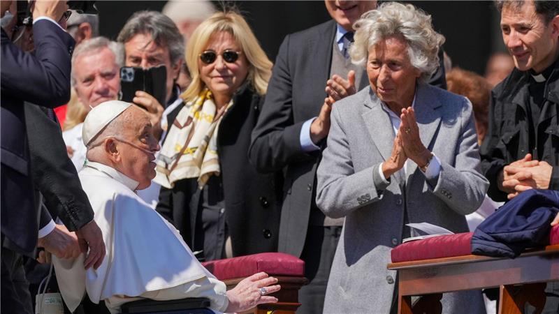 Papst Franziskus zeigt sich überraschend auf dem Petersplatz Der Papst sitzt im Rollstuhl.