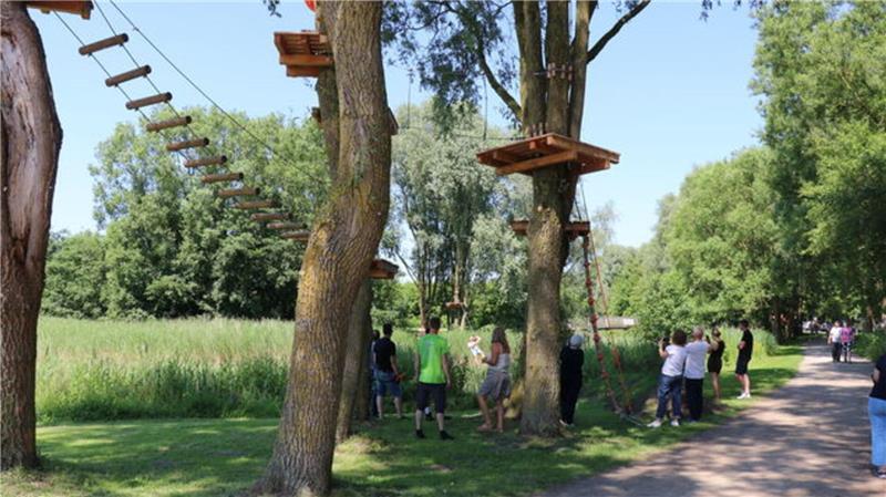 Mit der Seilrutsche über den See: Kletterpark in Otterndorf ist eröffnet Der Parcours "Südsee" führt mit einer Seilrutsche über das Wasser.