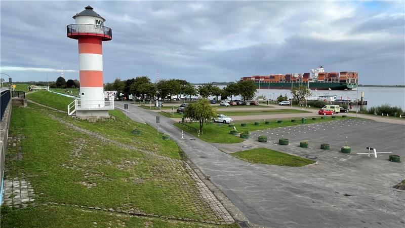 Wegen Deicherhöhung: Samtgemeinde will Lühe-Anleger neu gestalten Der Parkplatz am Lühe-Anleger in Grünendeich wird zum Bauhof der Deichbauer.