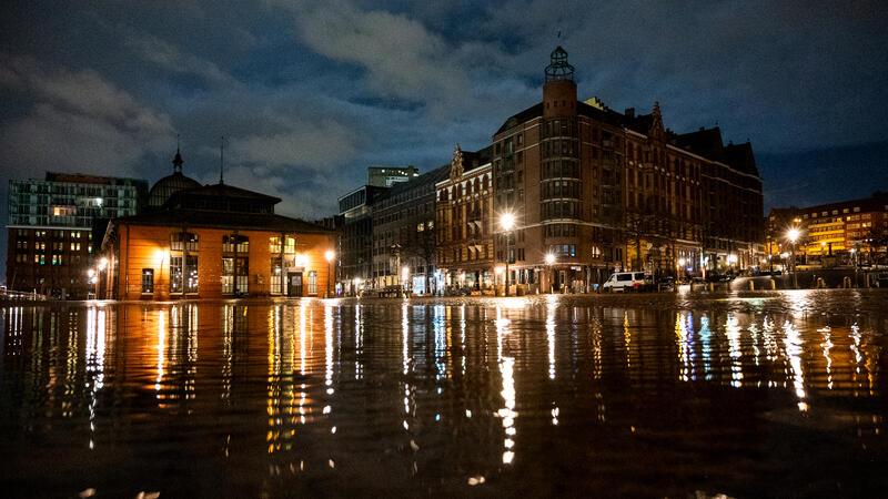 Der Parkplatz an der Fischauktionshalle steht während des Hochwassers der Elbe teilweise unter Wasser.