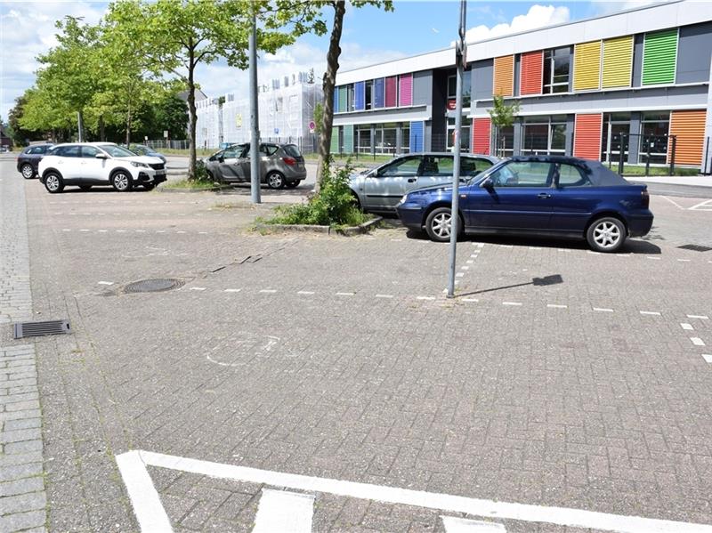 Der Parkplatz an der runderneuerten Realschule Camper Höhe wird ab Montag gesperrt. Foto: Strüning