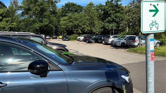 Der Parkplatz, auf dem das Hospiz gebaut werden soll, wird einmal im Jahr als Backstage-Fläche für das Müssen alle mit Festival (MAMF) genutzt.