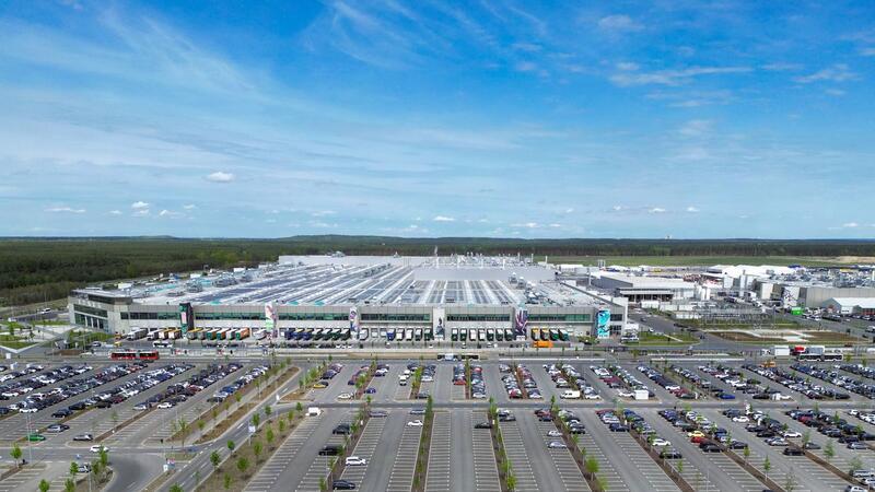 Tesla legt Autoproduktion an fünf Tagen auf Eis Der Parkplatz vor dem Haupteingang zum Tesla-Werk.