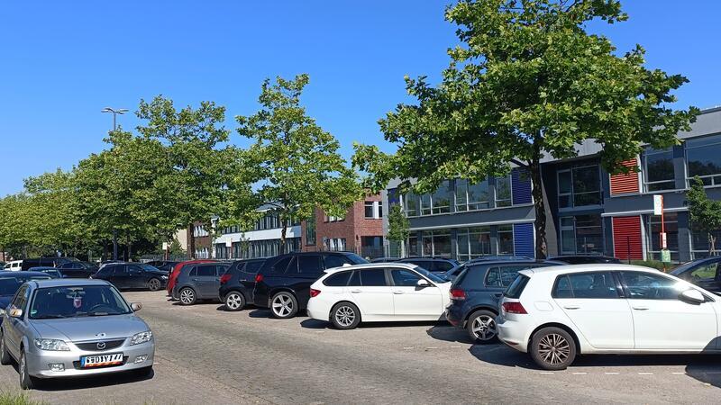 Der Parkplatz vor der Badeanstalt.