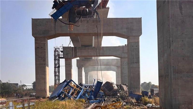 Der Passagierzug wurde von dem Kran voll erfasst.