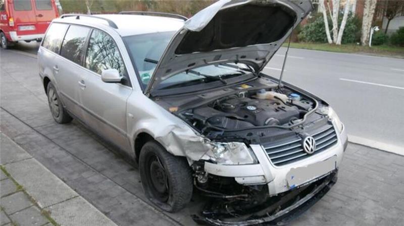 Der Passat-Fahrer kommt nach dem Unfall ins Krankenhaus.