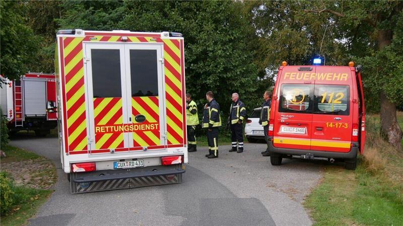 Minibagger kippt um: Mann verletzt sich schwer Einsatzkräfte bei einem Minibagger-Unfall in Kleinwörden.