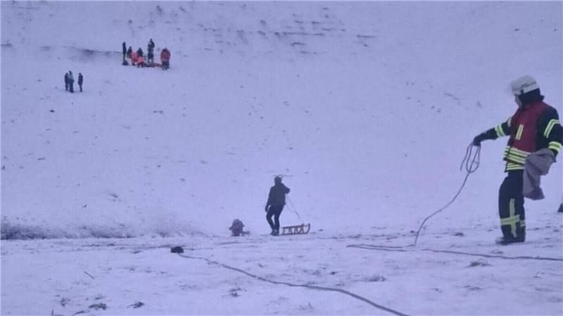 Der Patient wurde zunächst durch den Rettungsdienst medizinisch versorgt, bevor die technische Rettung mit Hilfe einer Schleifkorbtrage durchgeführt wurde.
