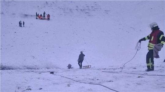 Der Patient wurde zunächst durch den Rettungsdienst medizinisch versorgt, bevor die technische Rettung mit Hilfe einer Schleifkorbtrage durchgeführt wurde.