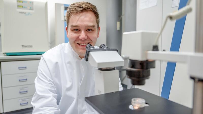 Der Paul Ehrlich-und-Ludwig Darmstaedter-Nachwuchspreis geht an den Chemiker Johannes Karges.