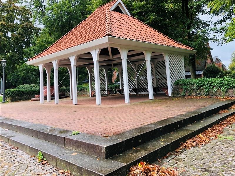 Der Pavillon am Dorfplatz in Burweg ist auf den ersten Blick ein Hingucker, wird aber nicht viel genutzt, Grill und Brunnen sind in die Jahre gekommen. Jetzt gibt es neue Ideen für den Dorfplatz. Auch die anliegende Schulstraße (unten recht