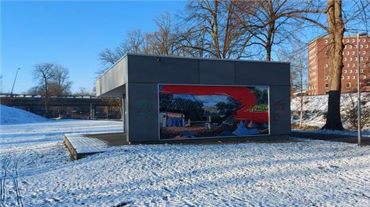 Der Pavillon im Bürgerpark bei Schnee und blauem Himmel.