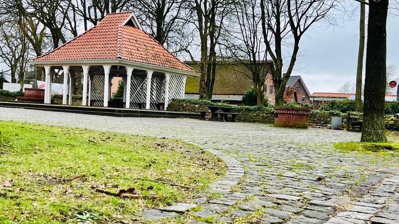 Der Pavillon wird wenig genutzt und hat seine besten Tage hinter sich. Die Neugestaltung des Dorfplatzes ist eines der nächsten Projekte in Burweg.