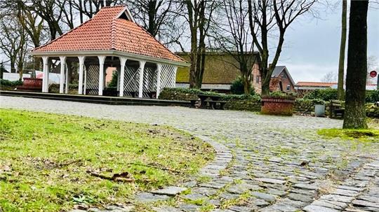 Der Pavillon wird wenig genutzt und hat seine besten Tage hinter sich. Die Neugestaltung des Dorfplatzes ist eines der nächsten Projekte in Burweg.