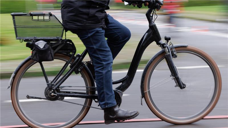 Der Pedelecfahrer wurde nach seinem Sturz vom Verursacher zurückgelassen.