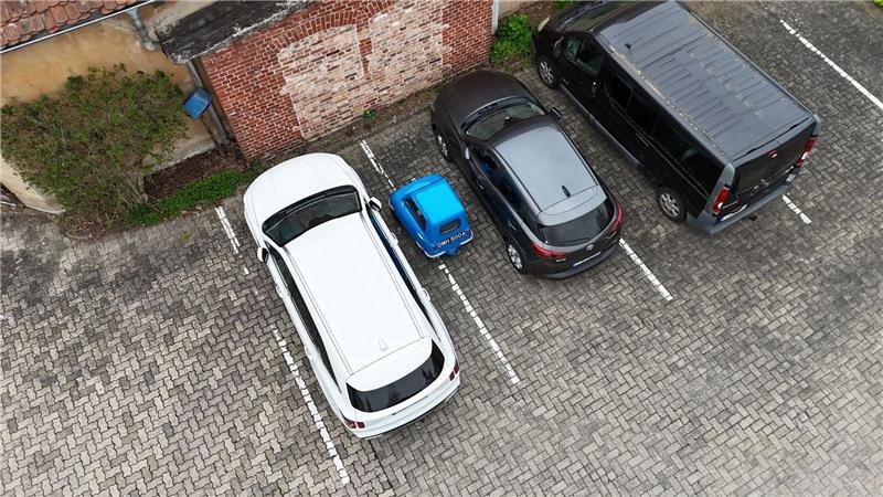 Der Peel passt auch zwischen zwei Parklücken.