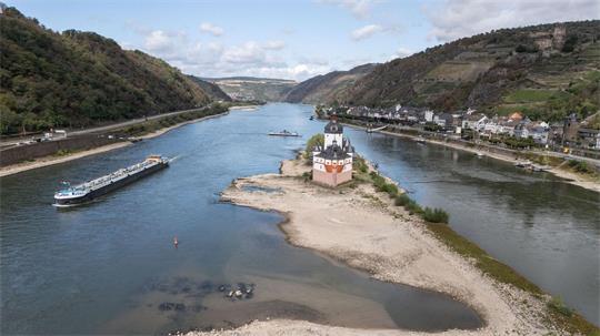 Der „Pegel Kaub“ gilt für die Schifffahrt als kritischer Punkt bei der Frage nach einer durchgehenden Passierbarkeit des Flusses. (Archivbild)