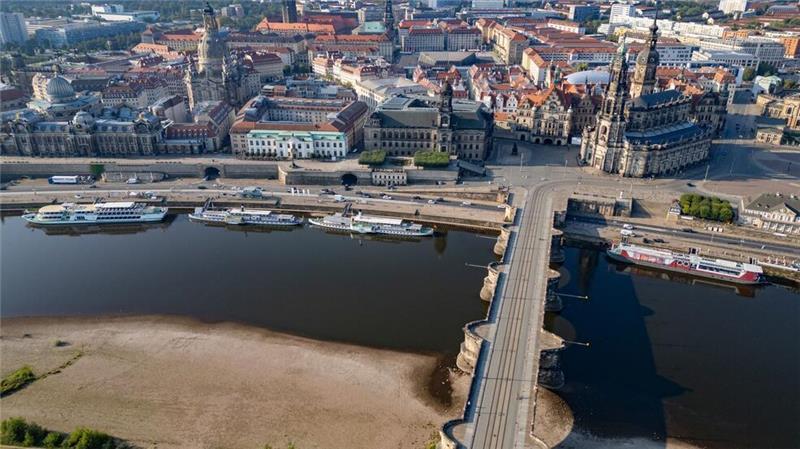 Klimakrise spitzt sich zu - Welche Rolle spielt Deutschland? Der Pegelstand der Elbe in Dresden betrug im August nur 80 Zentimeter. (Archivbild)